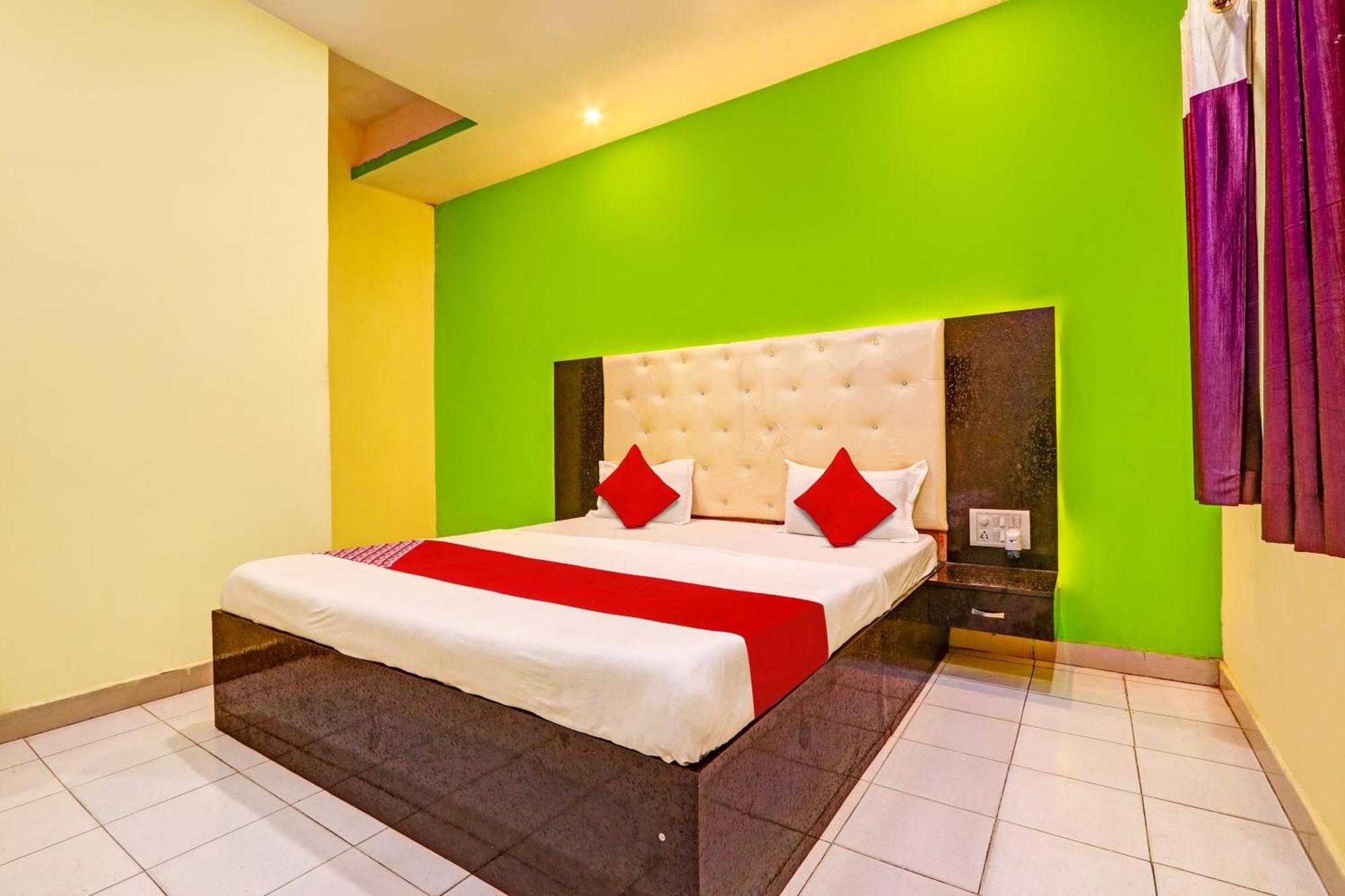 Oyo Flagship Hotel Samruddhi Lodge Nirmal  エクステリア 写真
