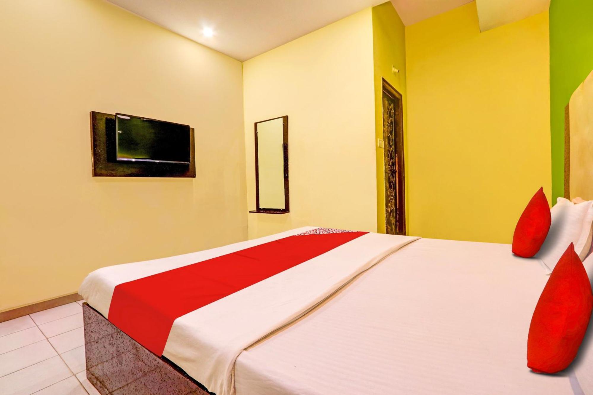 Oyo Flagship Hotel Samruddhi Lodge Nirmal  エクステリア 写真