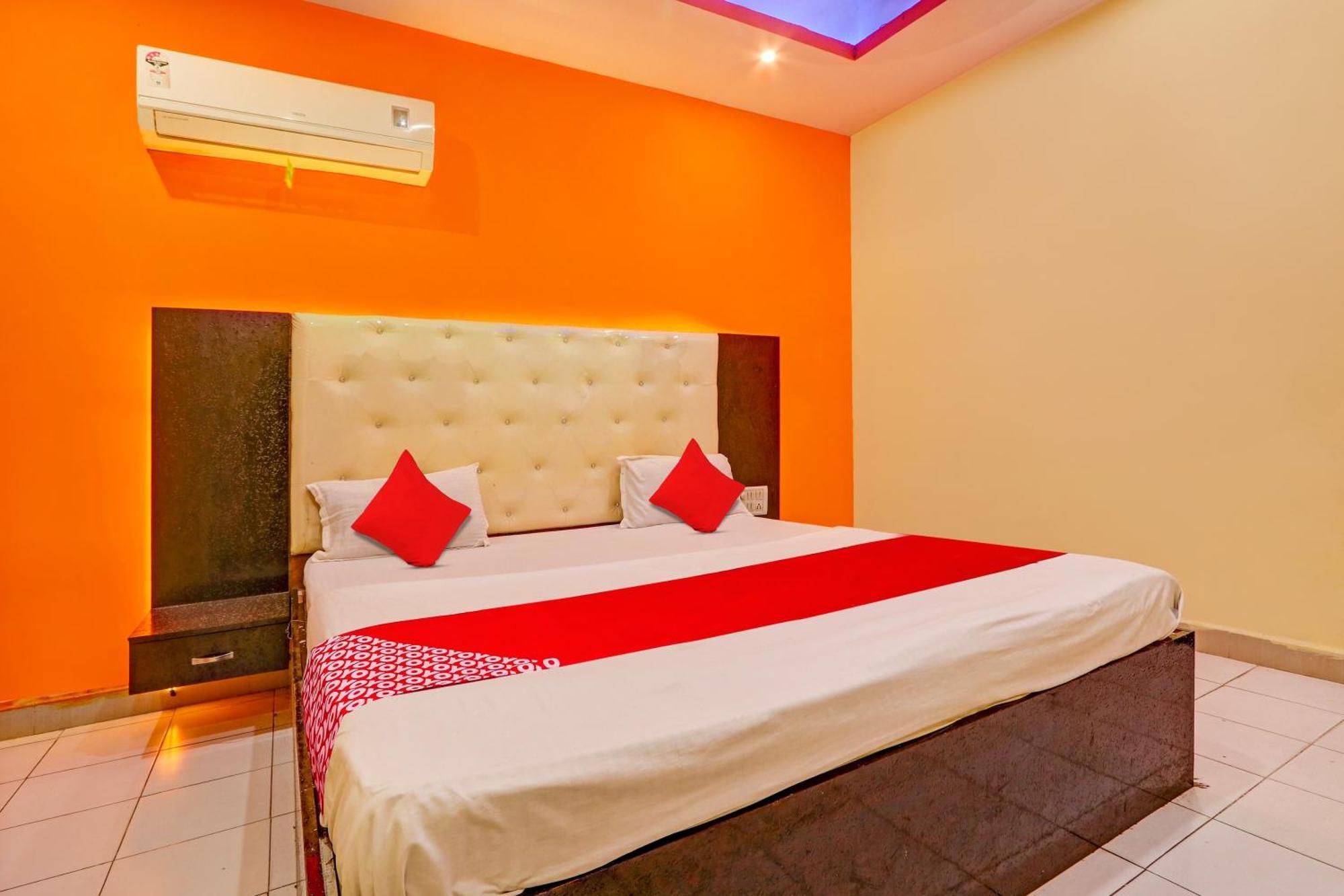 Oyo Flagship Hotel Samruddhi Lodge Nirmal  エクステリア 写真