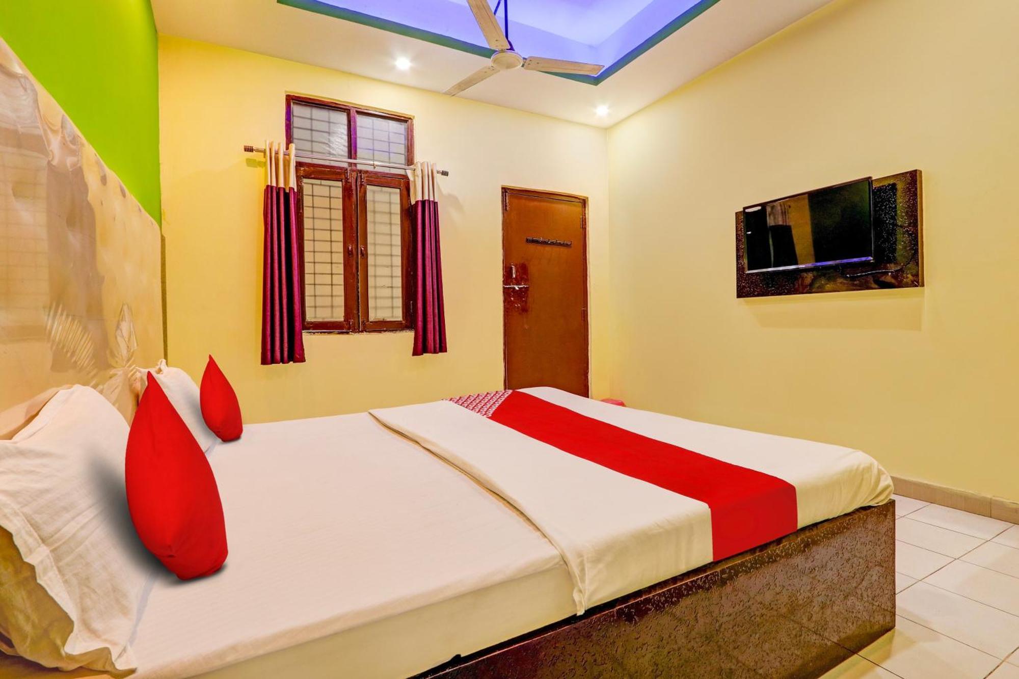 Oyo Flagship Hotel Samruddhi Lodge Nirmal  エクステリア 写真