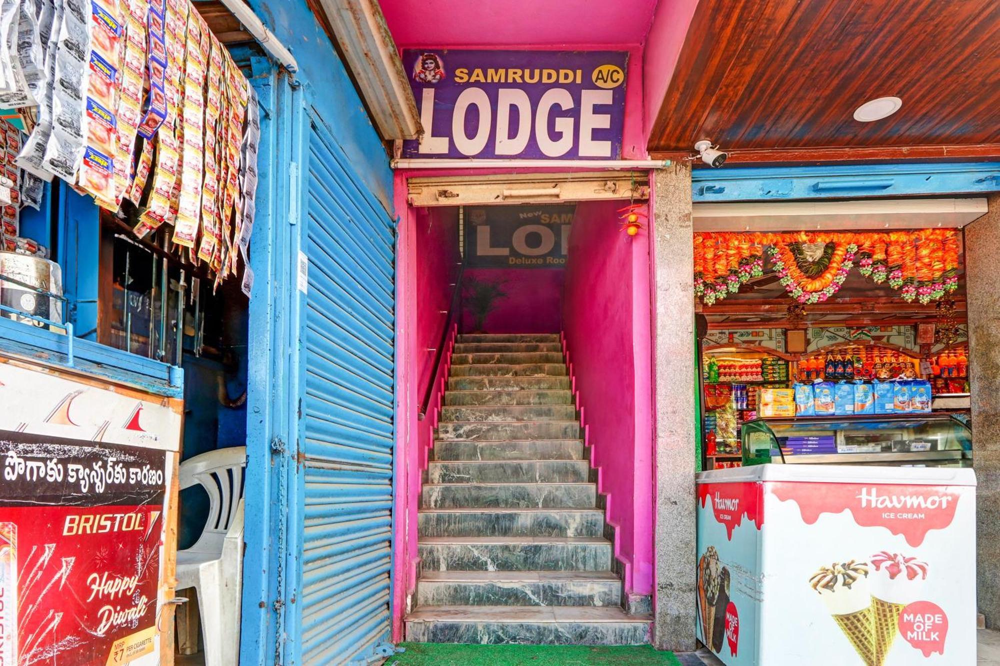 Oyo Flagship Hotel Samruddhi Lodge Nirmal  エクステリア 写真