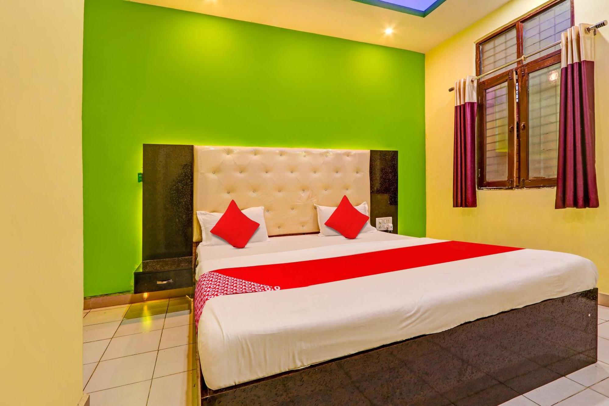 Oyo Flagship Hotel Samruddhi Lodge Nirmal  エクステリア 写真